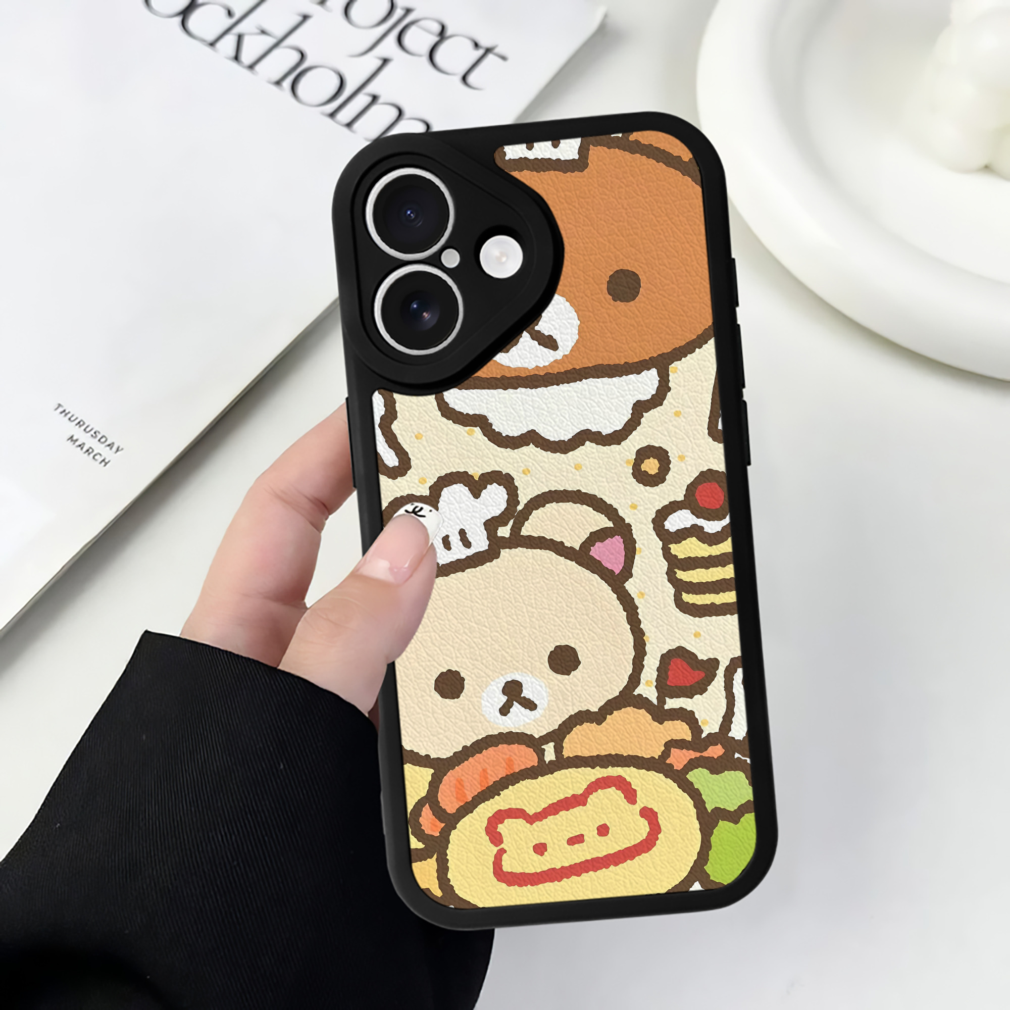 （画像用） リラックマ リラックマ キイロイトリ Rilakkuma Korilakkuma Kiiroitori 【iPhone 16シリーズ対応】シリコンスマホケース（レザー調） 材質：シリコン